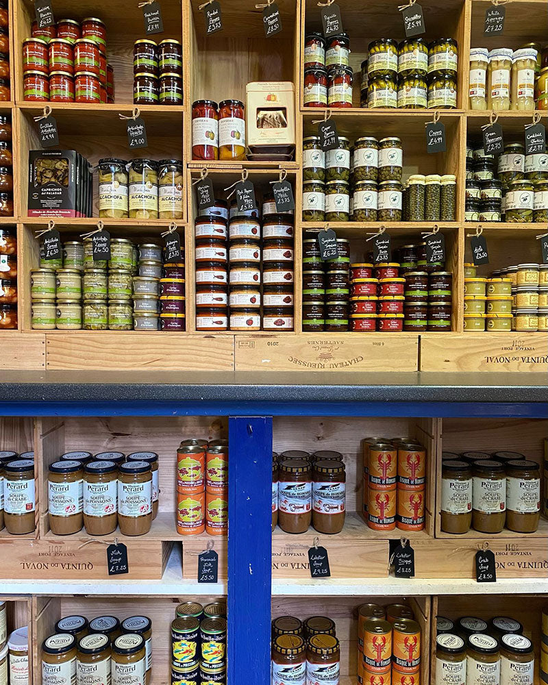 Image of a customer buying olive oil produced from a single origin